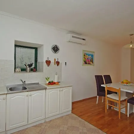 Steinhaus Dalmatien * Podaca