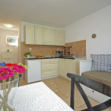 Steinhaus Dalmatien Apartman Podaca